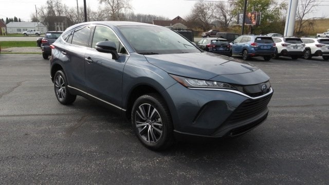 2022 Toyota Venza LE's photo