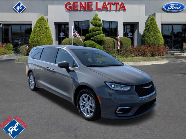 2023 Chrysler Pacifica Touring L's photo
