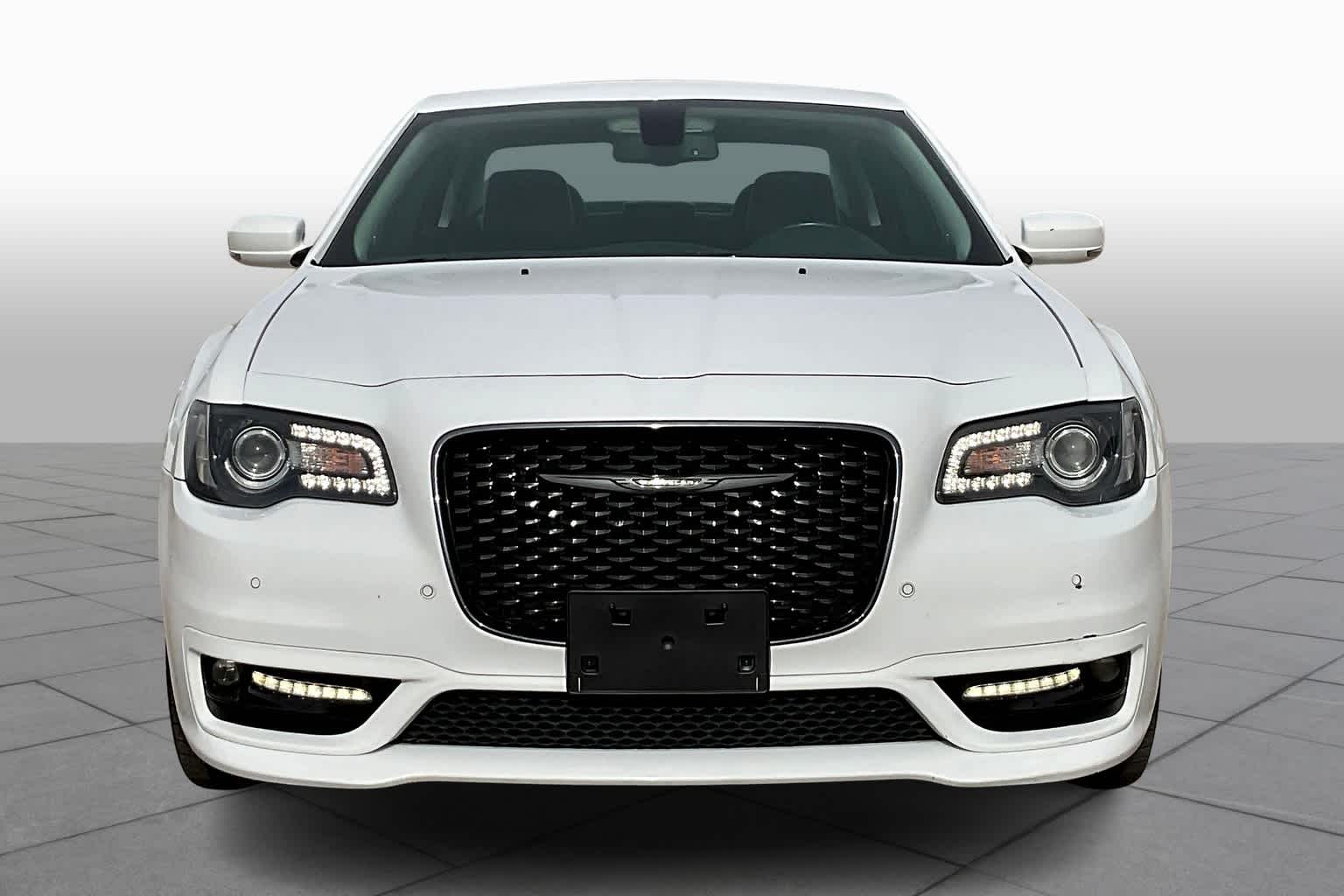 2022 Chrysler 300 Touring L photo 2