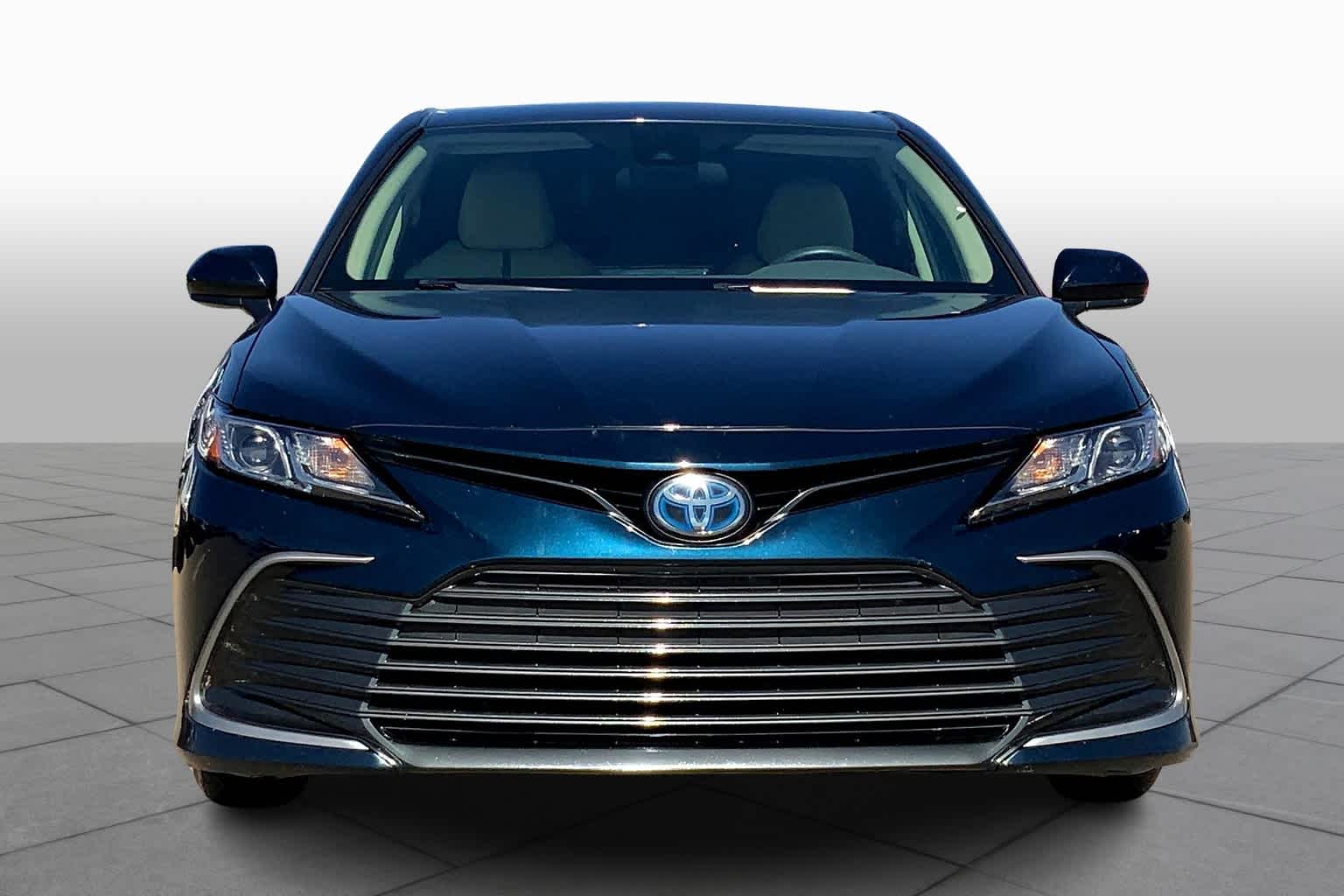 2021 Toyota Camry Hybrid LE photo 2