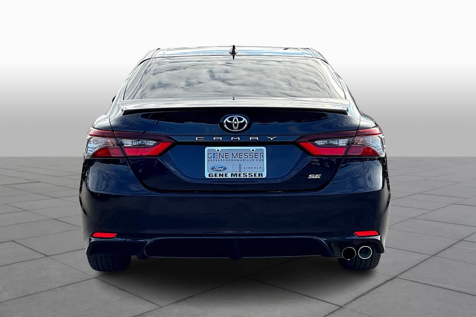 2022 Toyota Camry SE photo 3