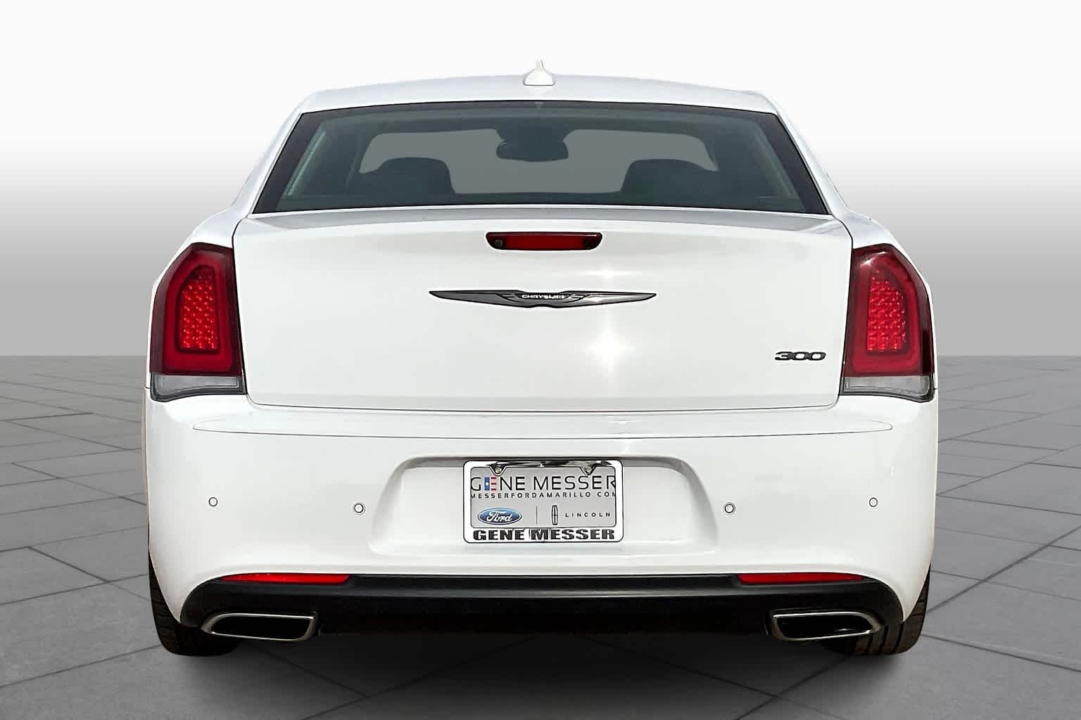 2022 Chrysler 300 Touring L photo 3