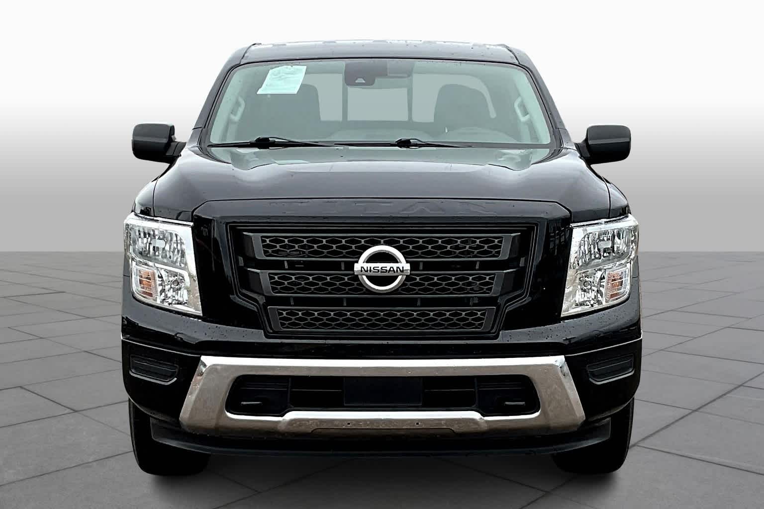 2022 Nissan Titan SV photo 2