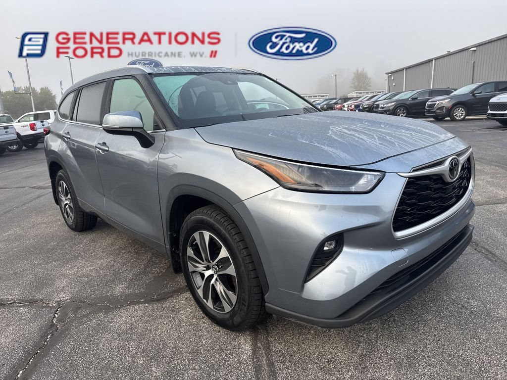 2022 Toyota Highlander XLE photo 2