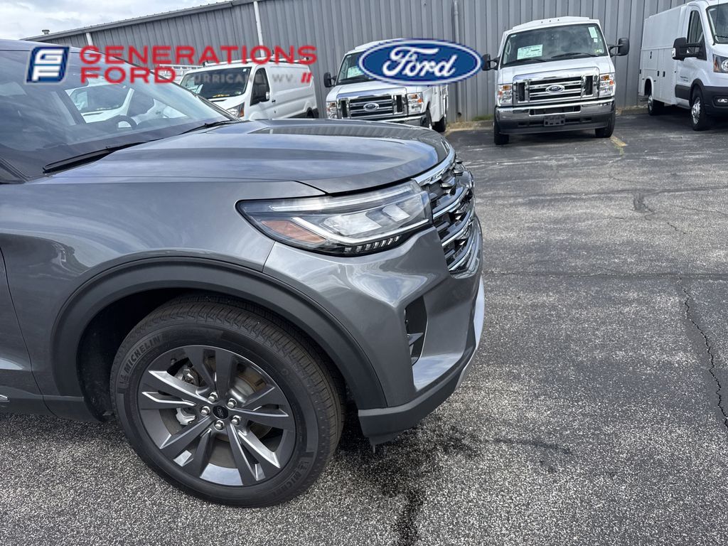 2025 Ford Explorer photo 3