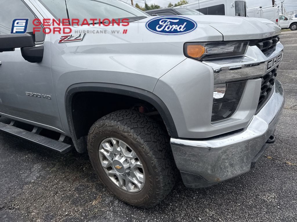 2022 Chevrolet Silverado 3500HD LT photo 2