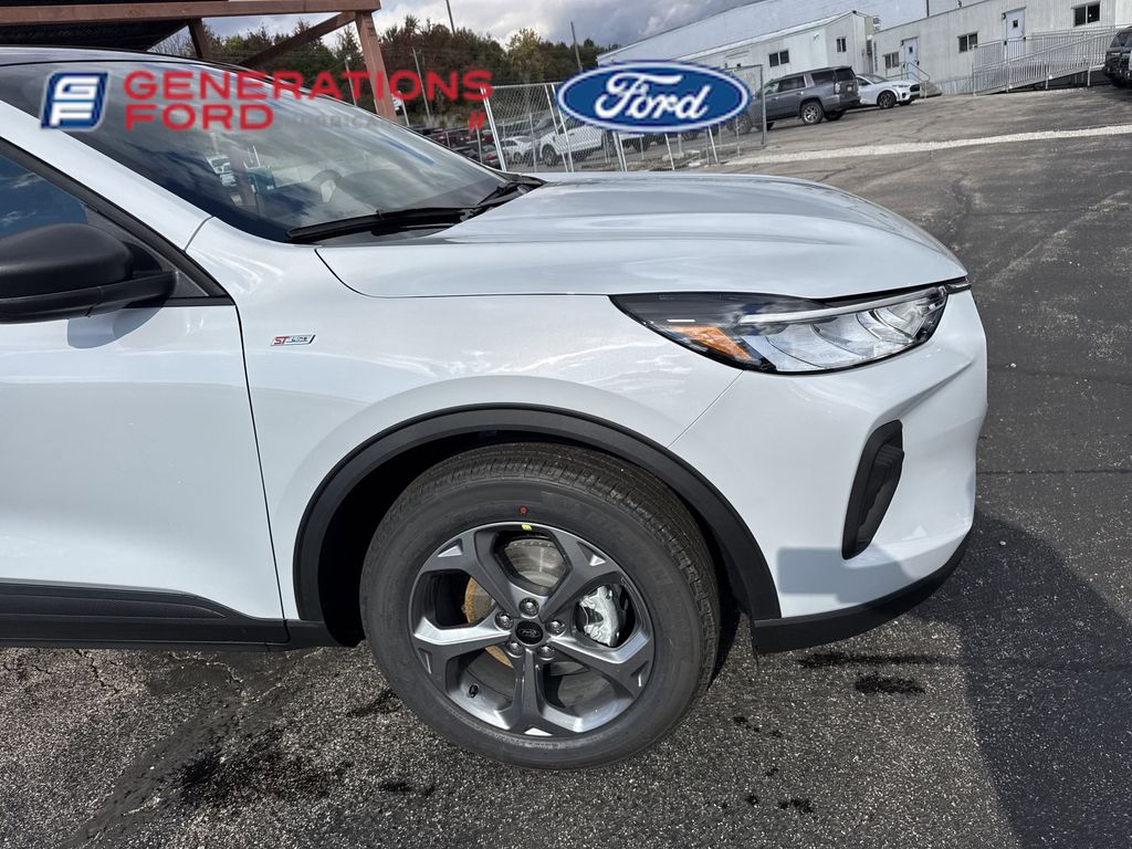 2026 Ford Escape ST-Line photo 4