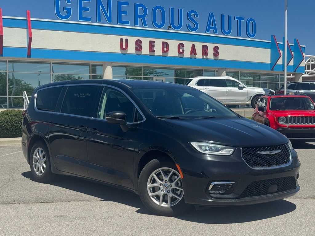 2023 Chrysler Pacifica Touring L's photo