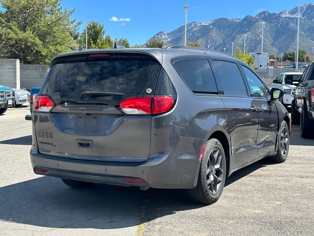 2019 Chrysler Pacifica Touring Plus photo 3
