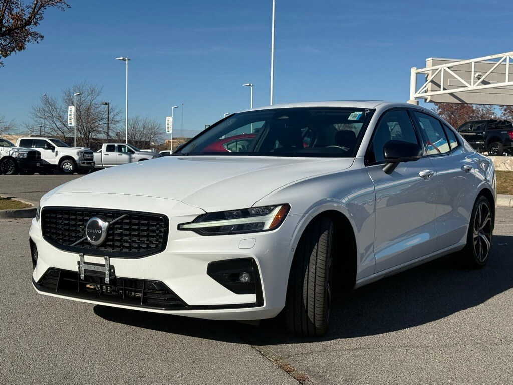 2024 Volvo S60 B5 Plus photo 3