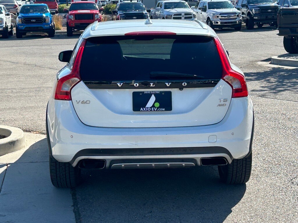 2016 Volvo V60 Cross Country T5 Platinum photo 4