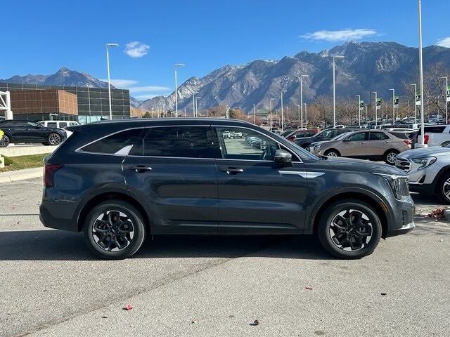2024 Kia Sorento S photo 2