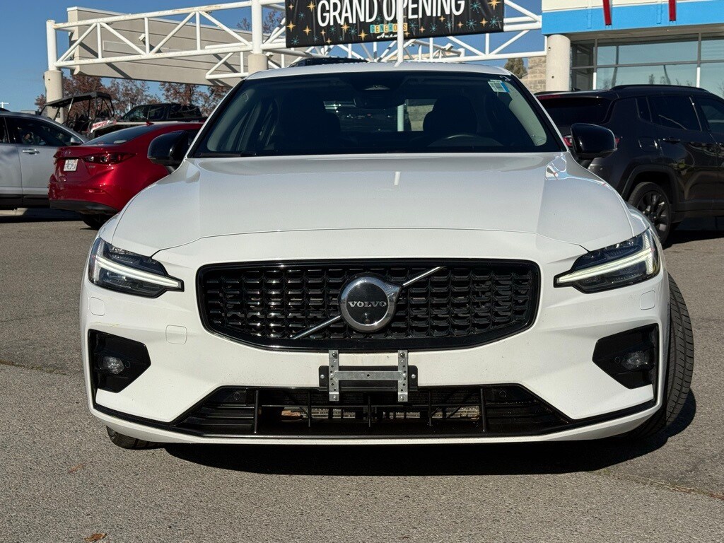 2024 Volvo S60 B5 Plus photo 2