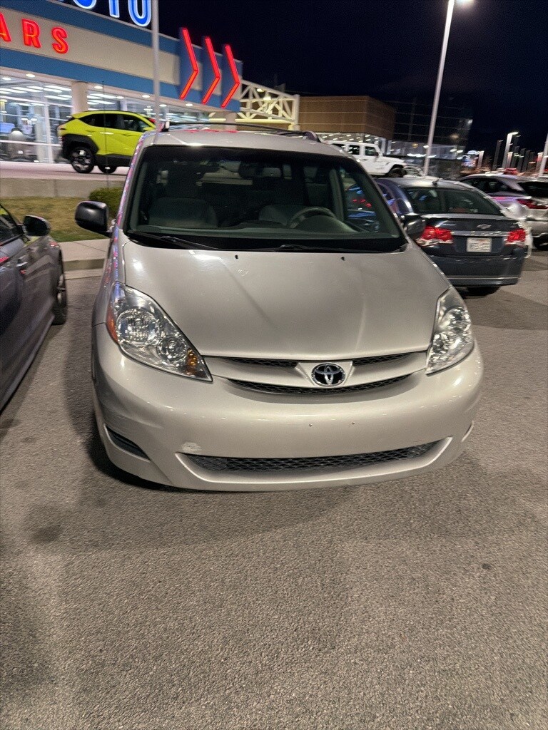 2007 Toyota Sienna LE photo 2