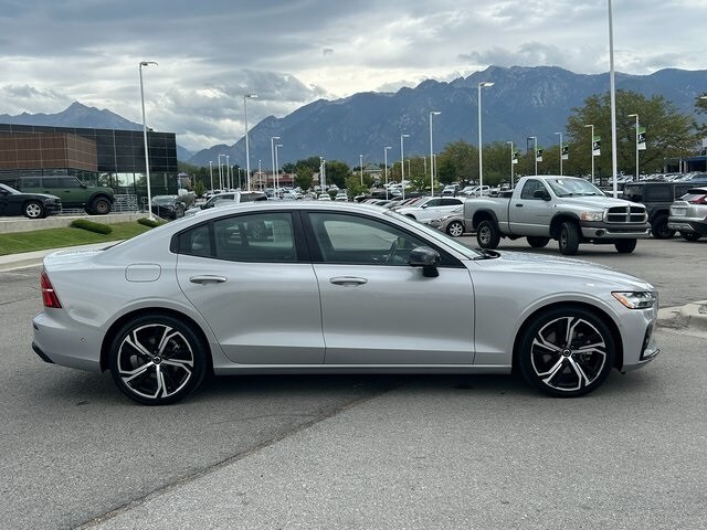 2024 Volvo S60 B5 Plus photo 2