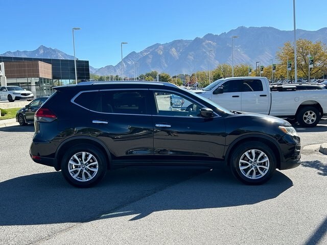 2017 Nissan Rogue SV photo 2