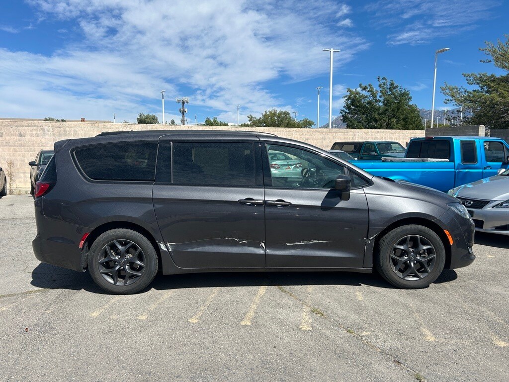 2019 Chrysler Pacifica Touring Plus photo 2