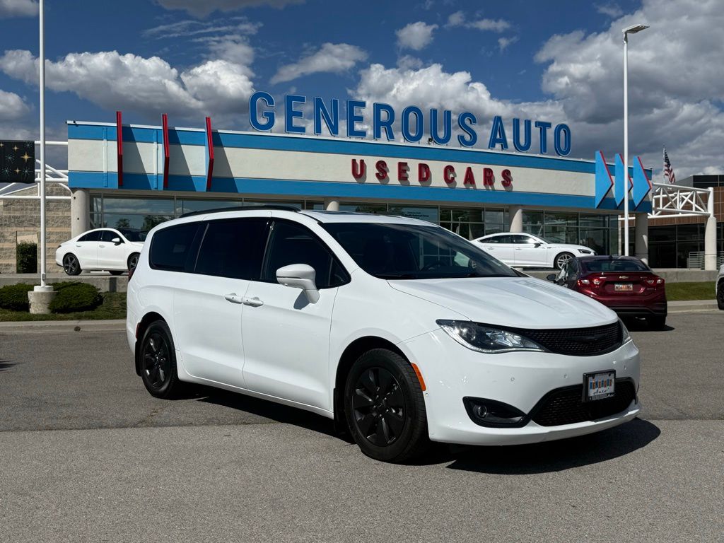 2020 Chrysler Pacifica Hybrid Limited's photo