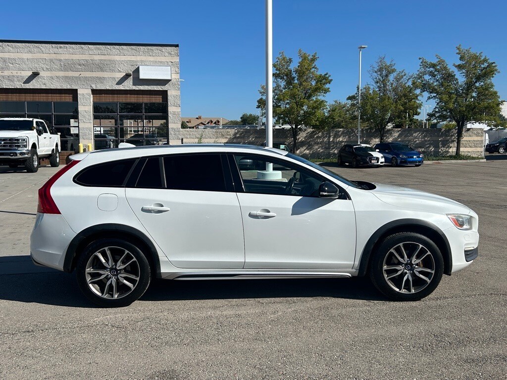 2016 Volvo V60 Cross Country T5 Platinum photo 2