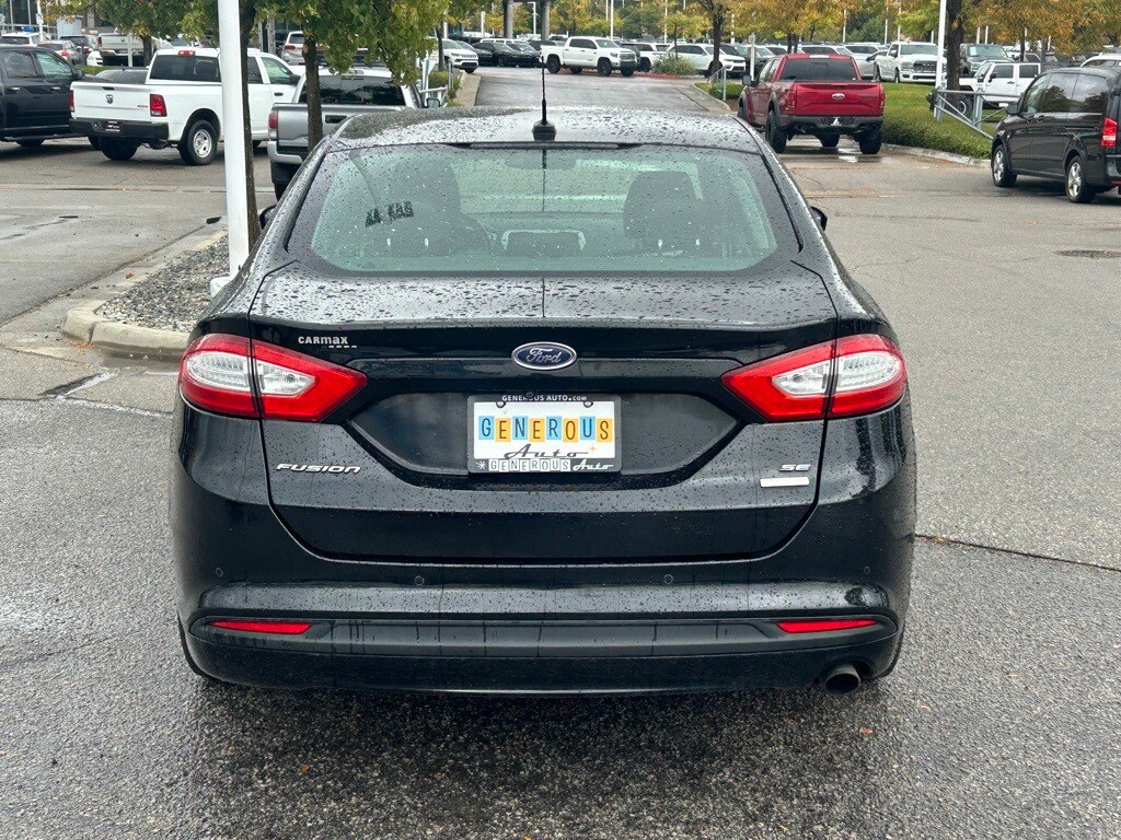 2016 Ford Fusion SE photo 2