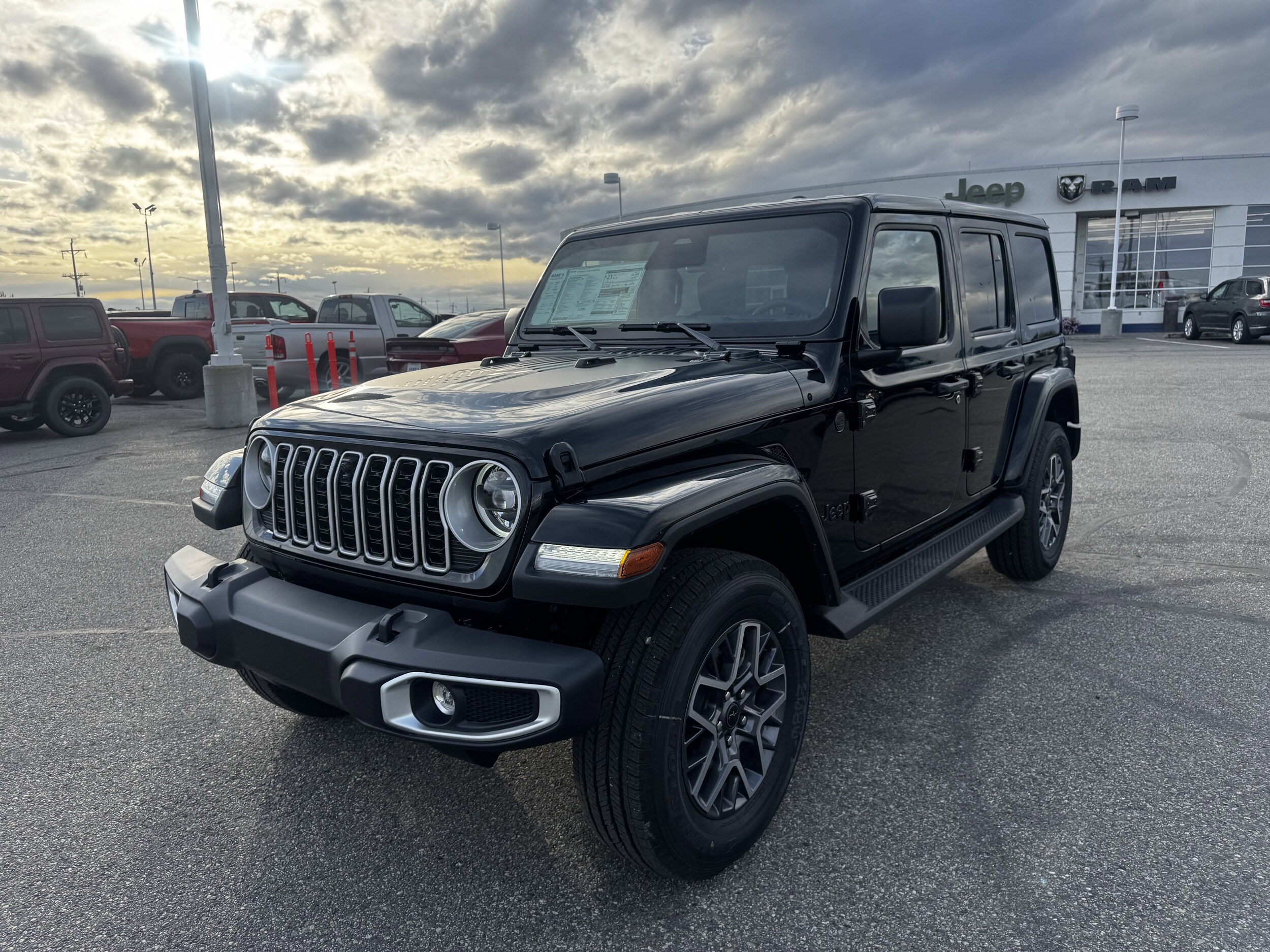 2025 Jeep Wrangler Sahara photo 4