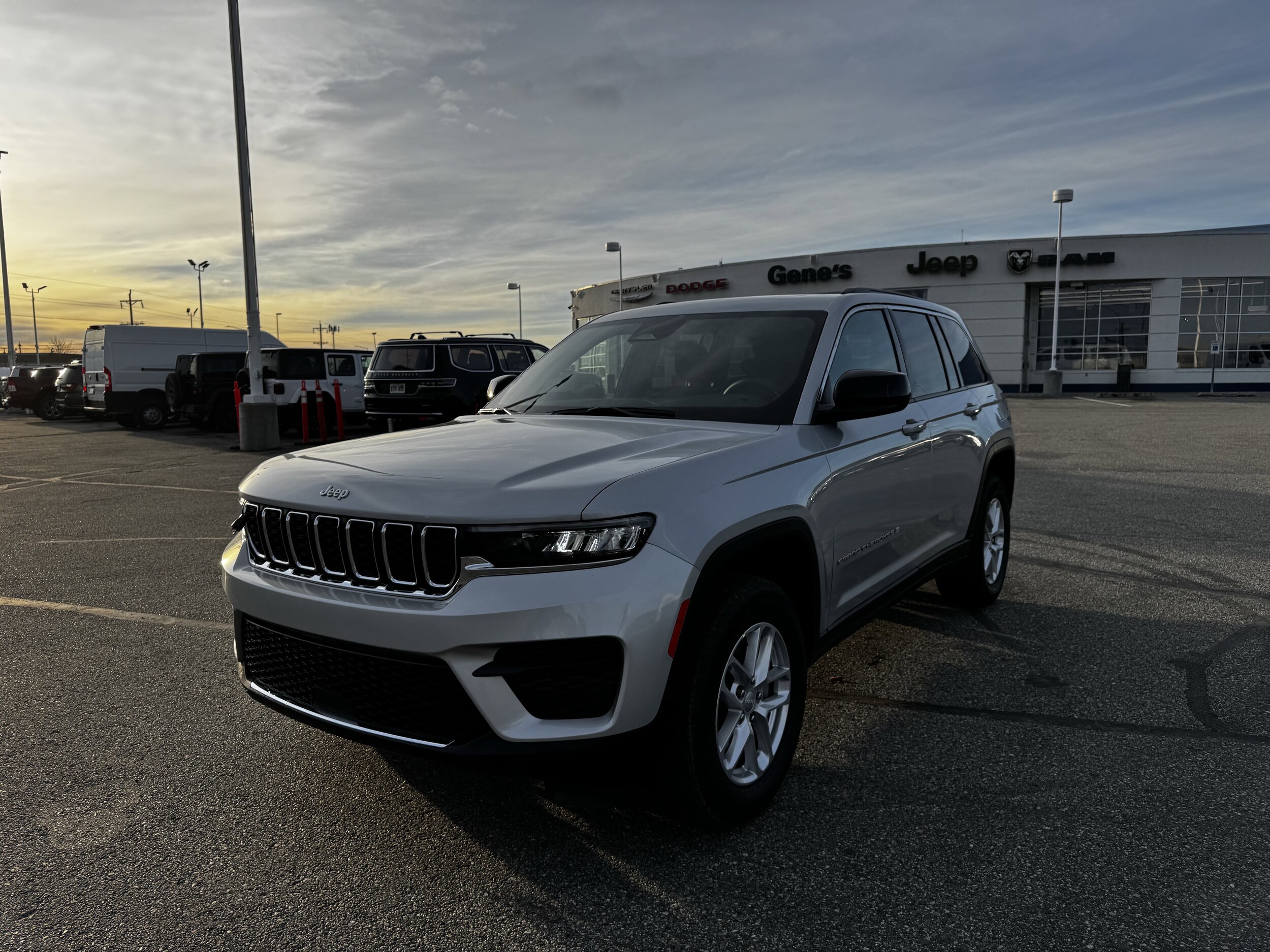 2025 Jeep Grand Cherokee Laredo photo 3