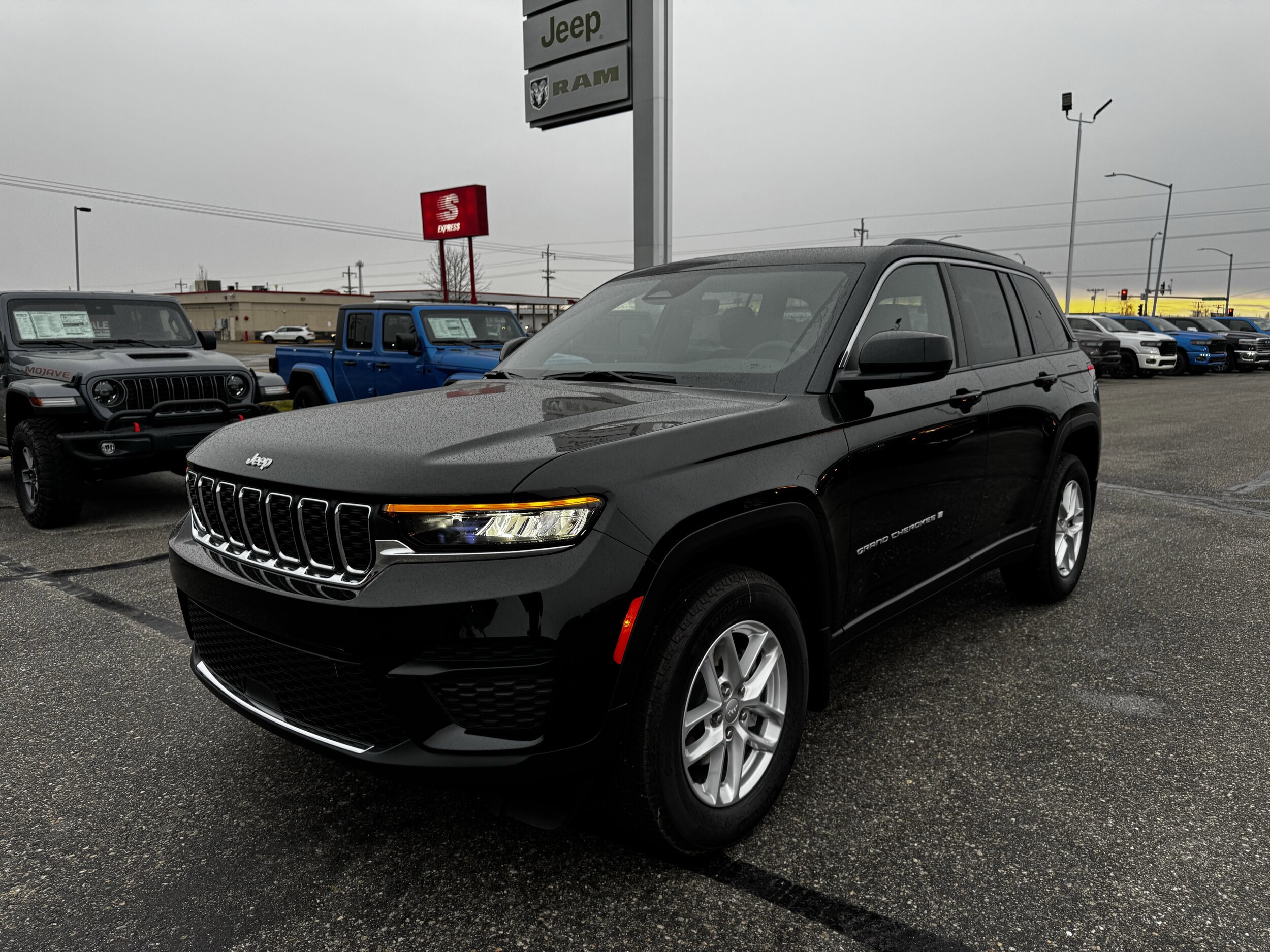 2025 Jeep Grand Cherokee Laredo photo 4