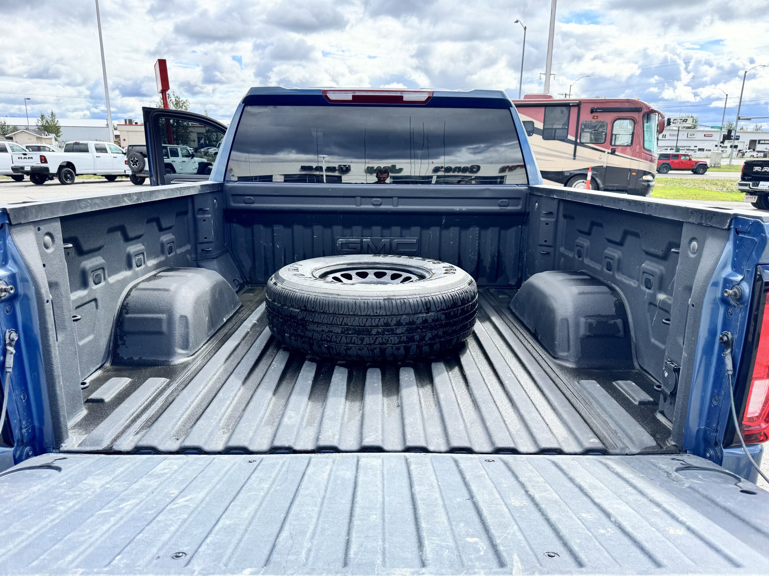 2024 GMC Sierra 1500 SLT - Photo 14