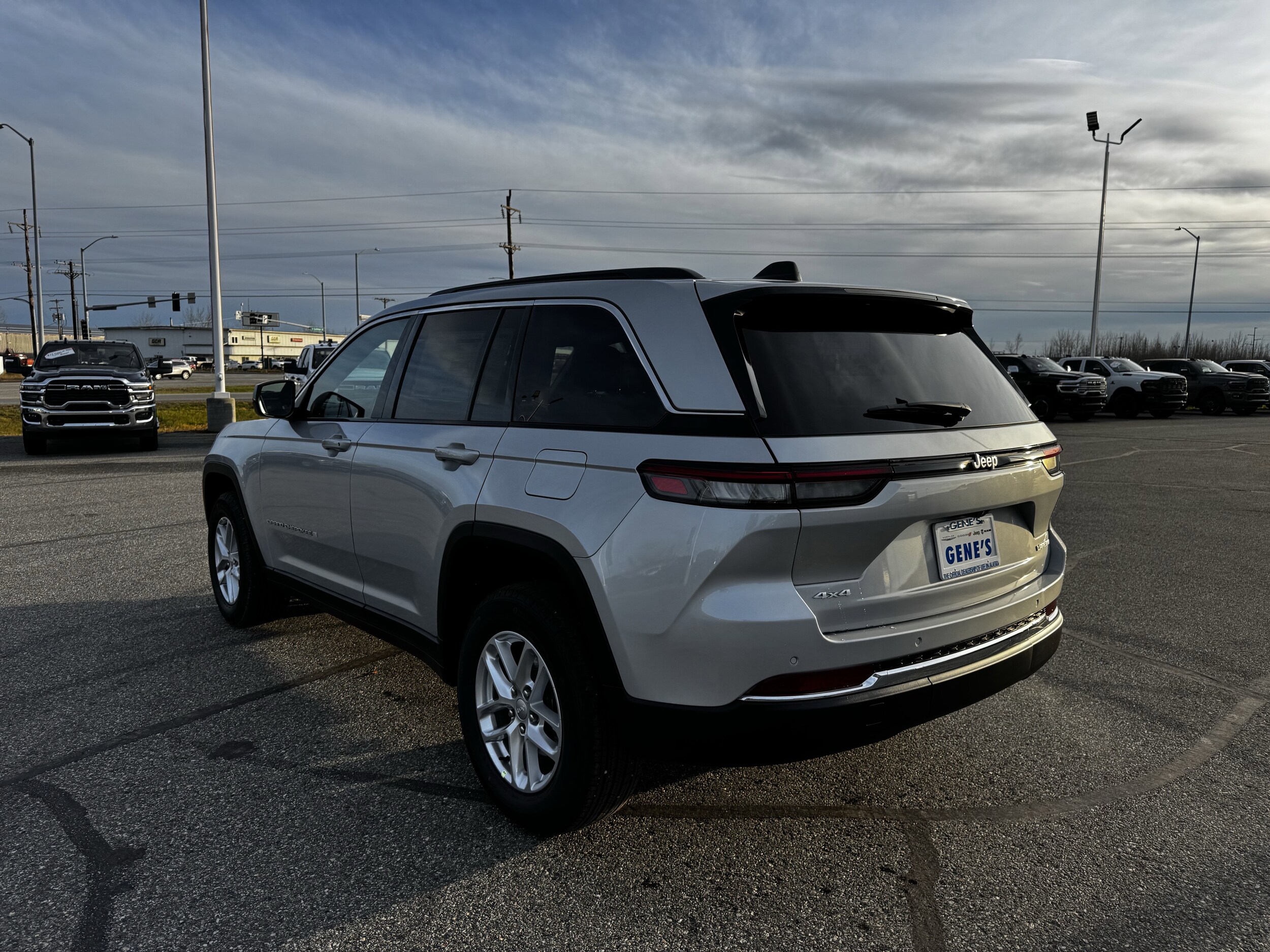 2025 Jeep Grand Cherokee Laredo photo 2