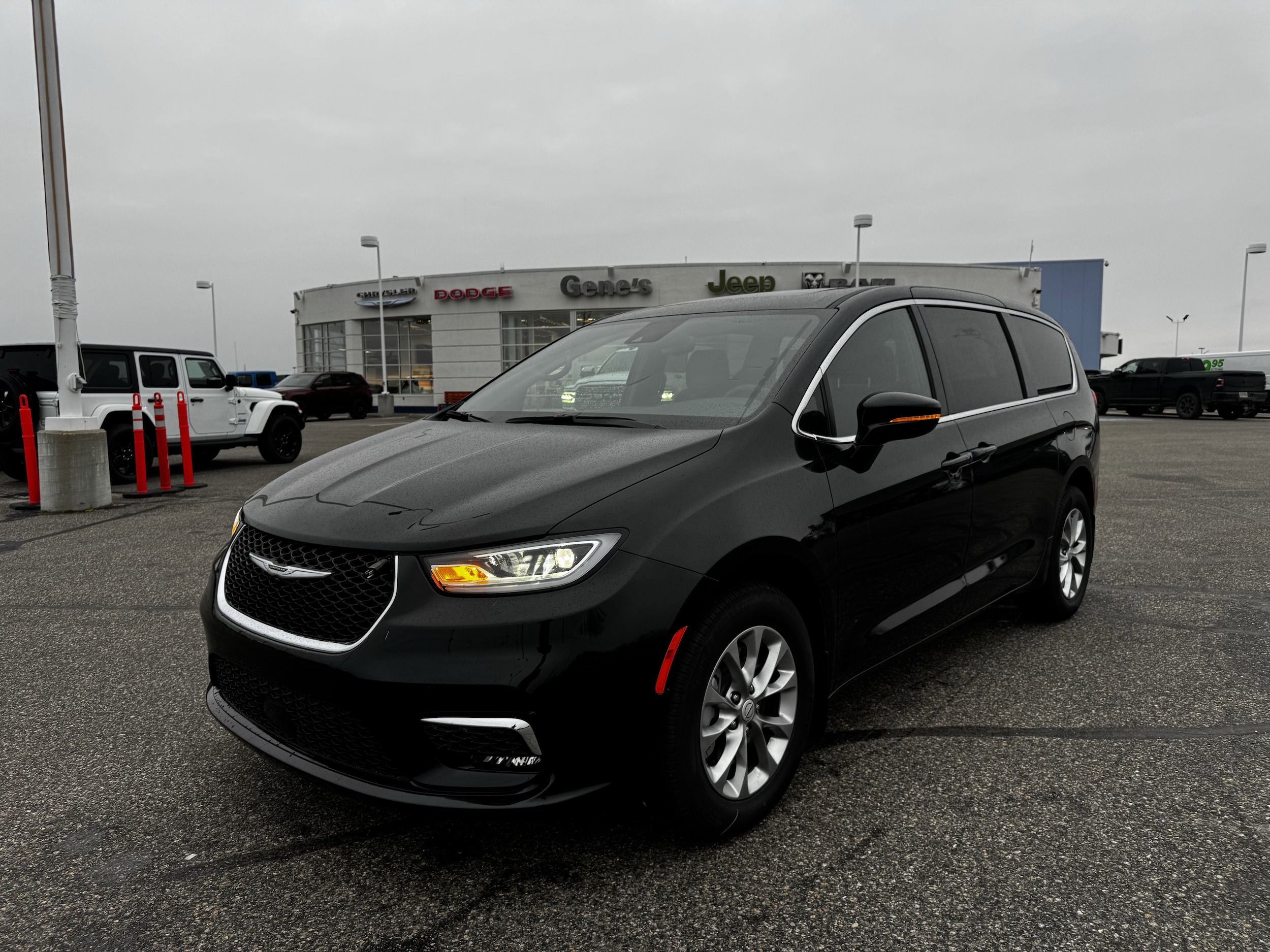 2026 Chrysler Pacifica photo 4