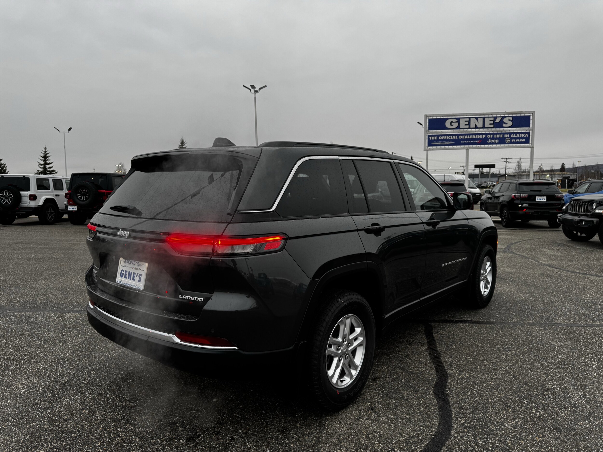 2025 Jeep Grand Cherokee Laredo photo 2