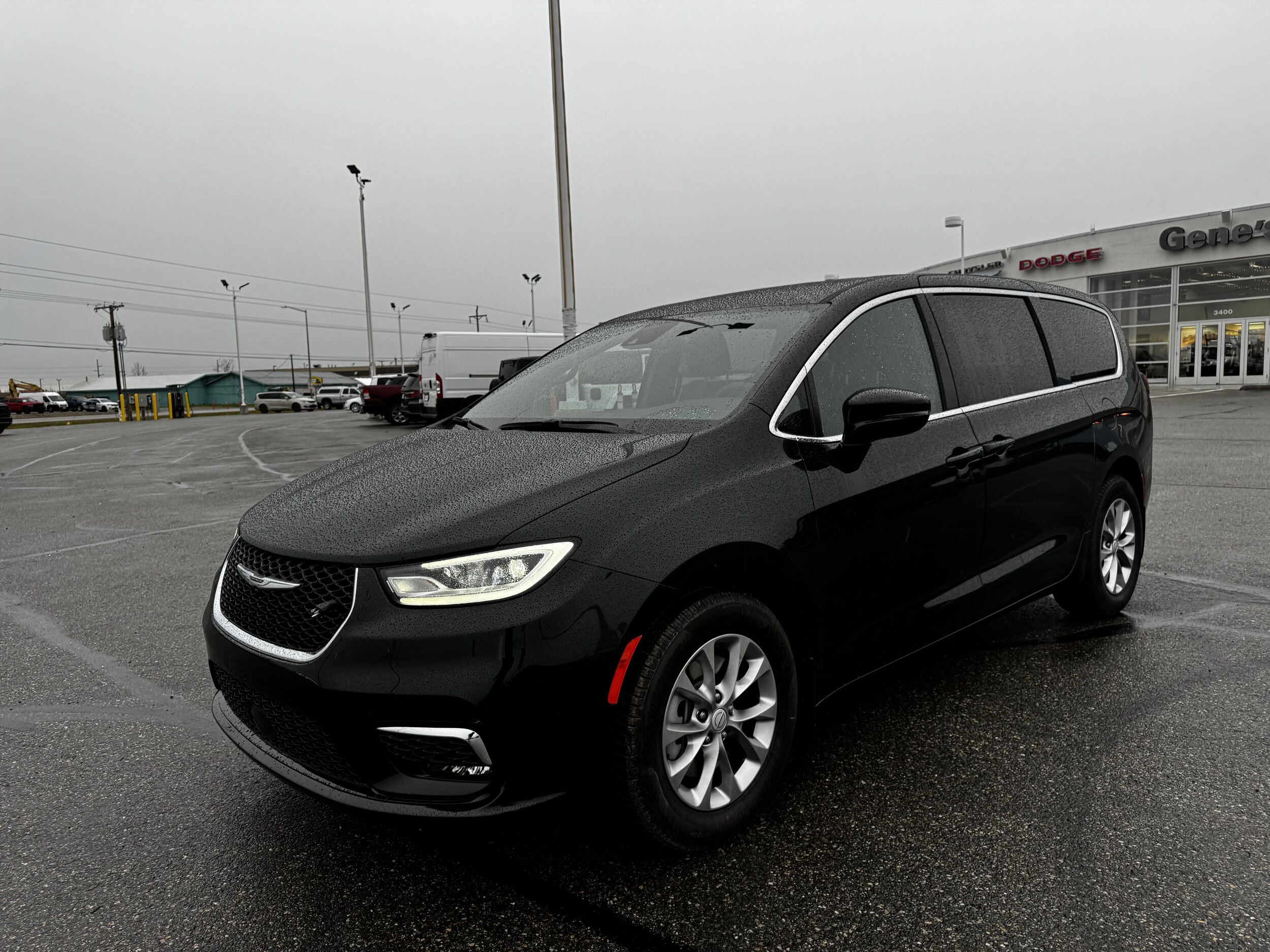 2026 Chrysler Pacifica photo 4