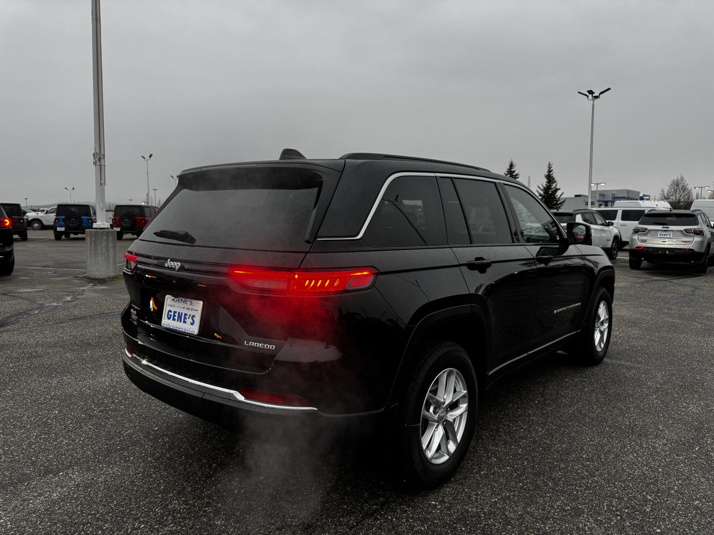 2025 Jeep Grand Cherokee Laredo photo 2