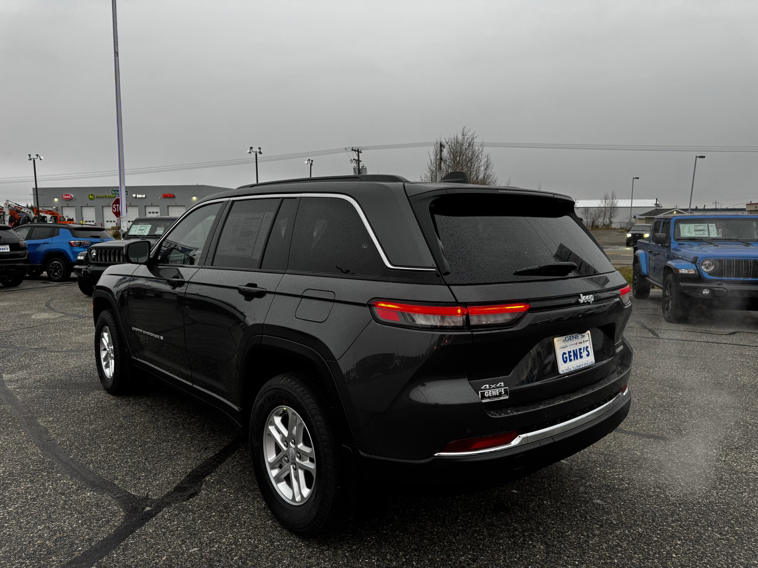 2025 Jeep Grand Cherokee Laredo photo 3