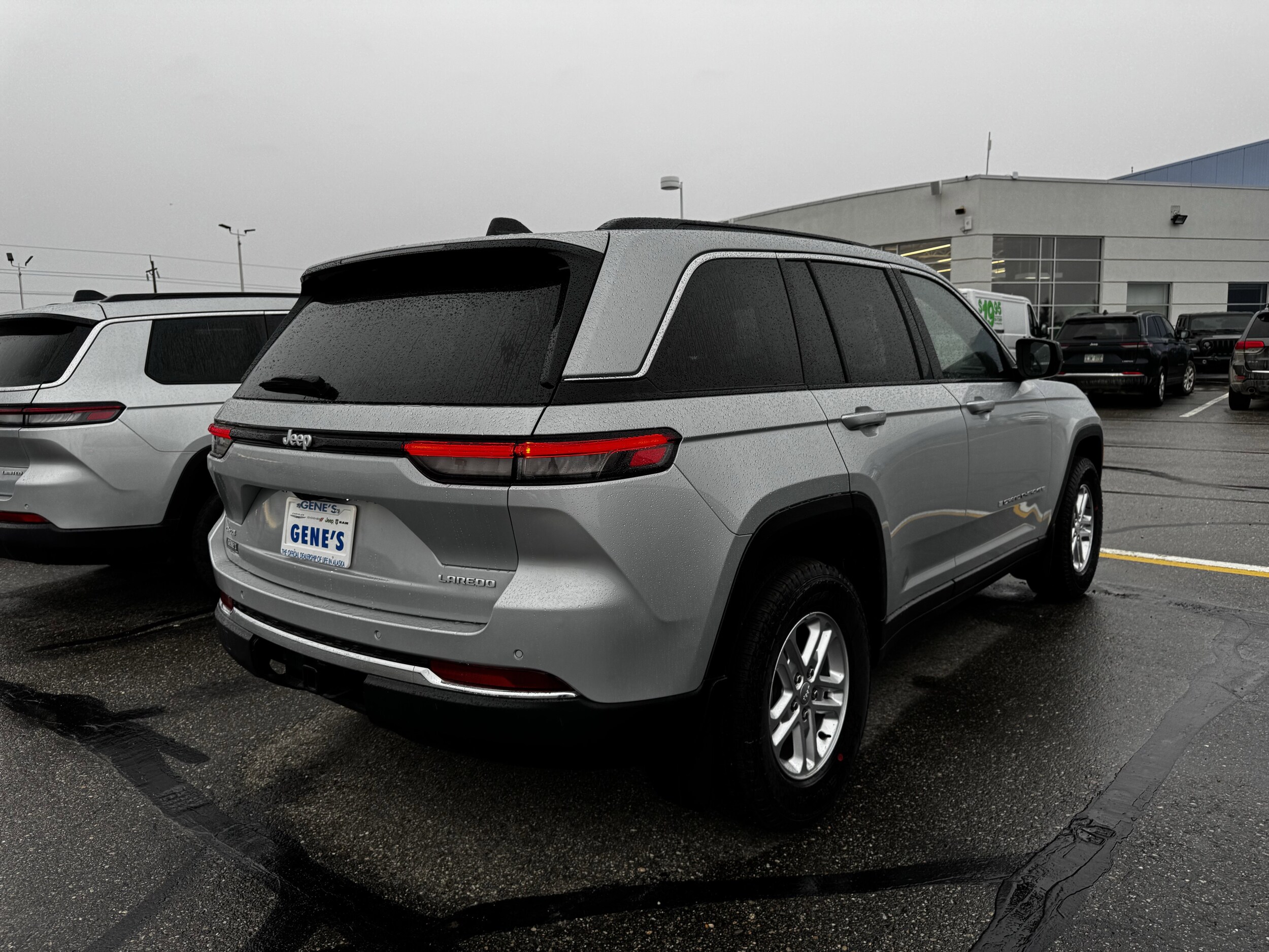 2025 Jeep Grand Cherokee Laredo photo 2