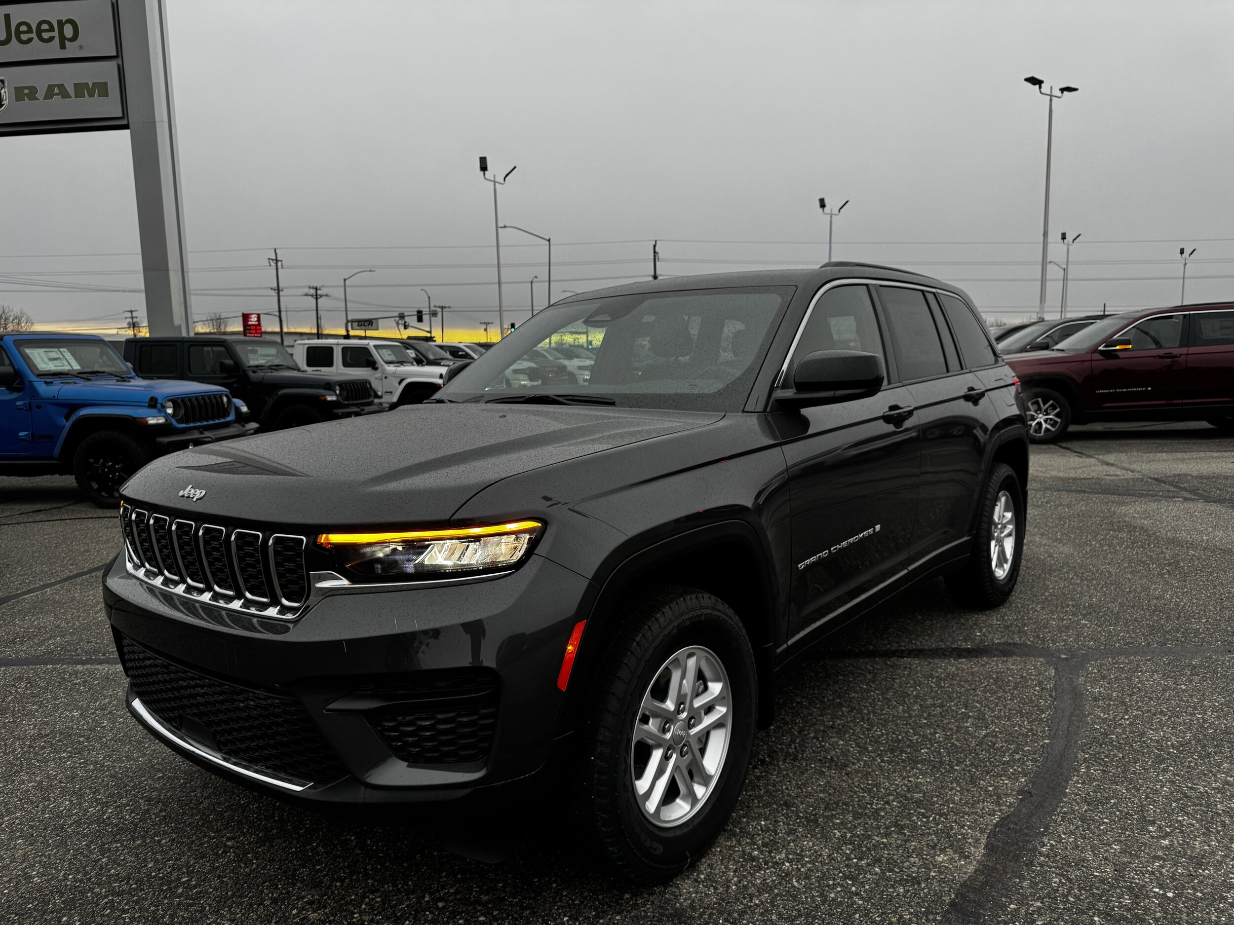 2025 Jeep Grand Cherokee Laredo photo 4