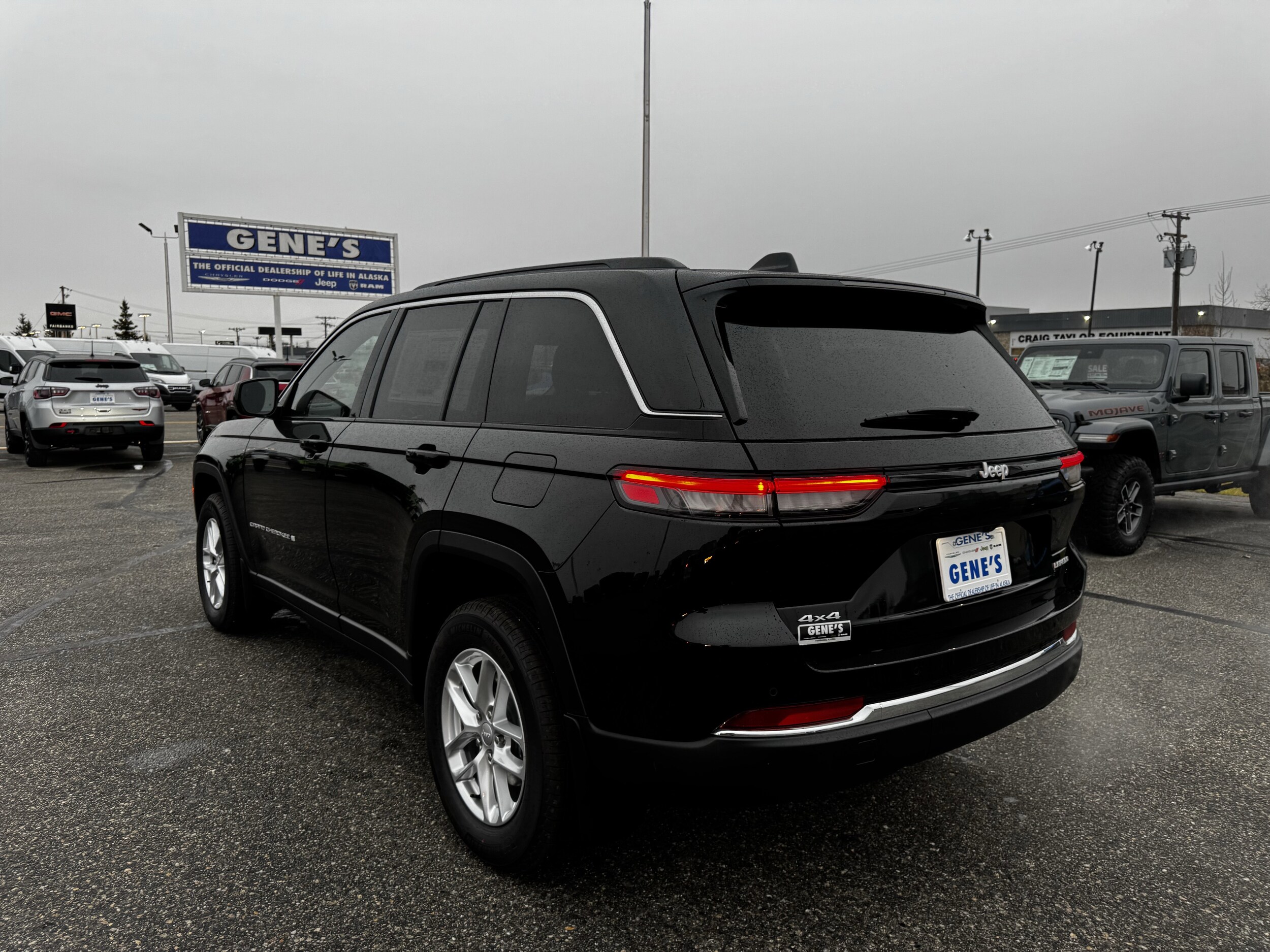 2025 Jeep Grand Cherokee Laredo photo 3