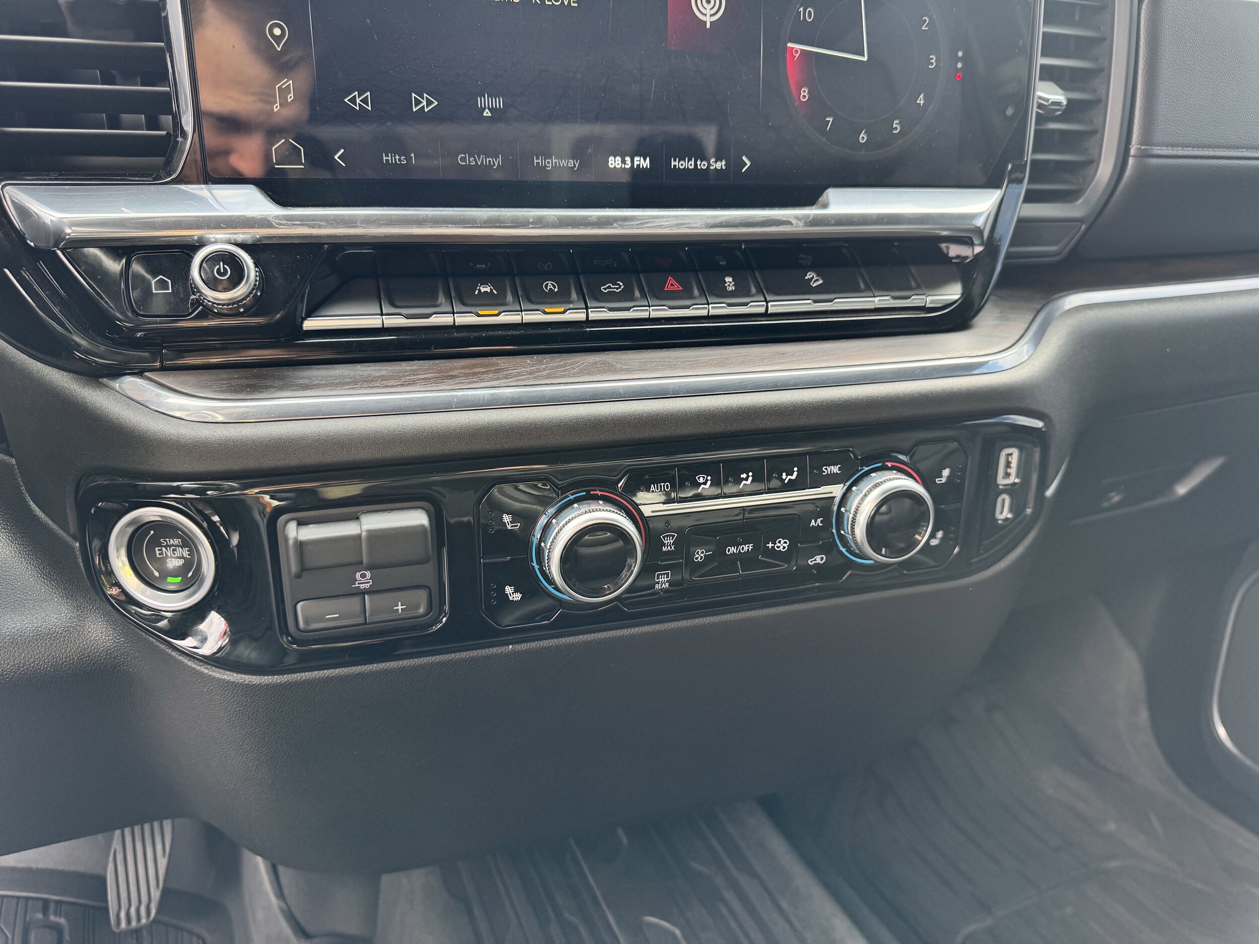 2024 GMC Sierra 1500 SLT - Photo 11