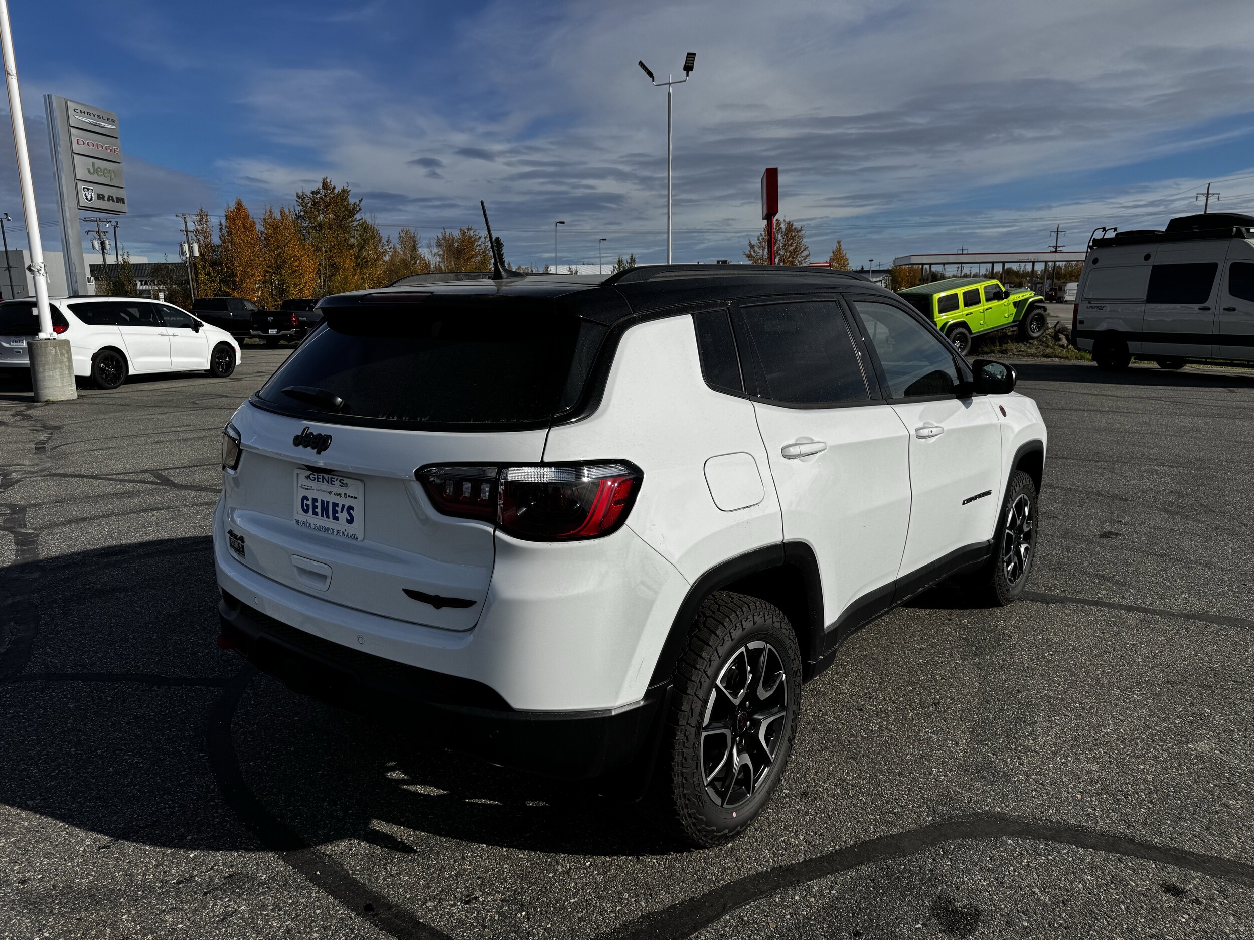 2025 Jeep Compass Trailhawk photo 2