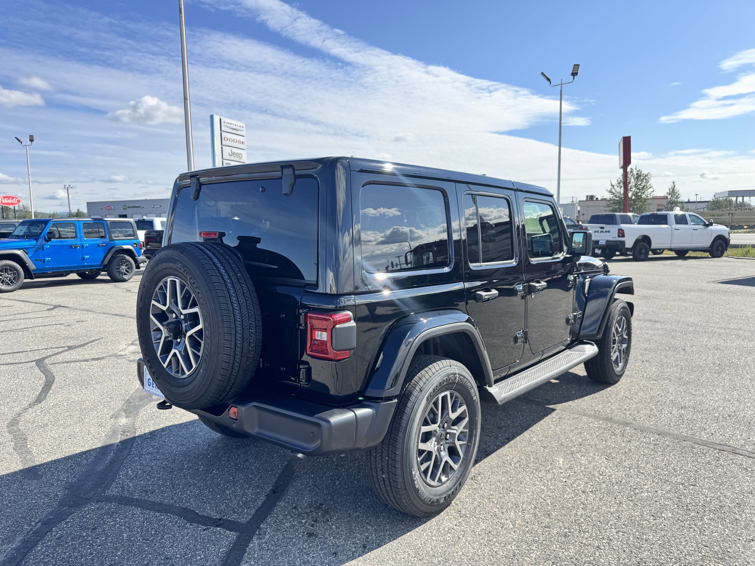 2025 Jeep Wrangler Sahara photo 2