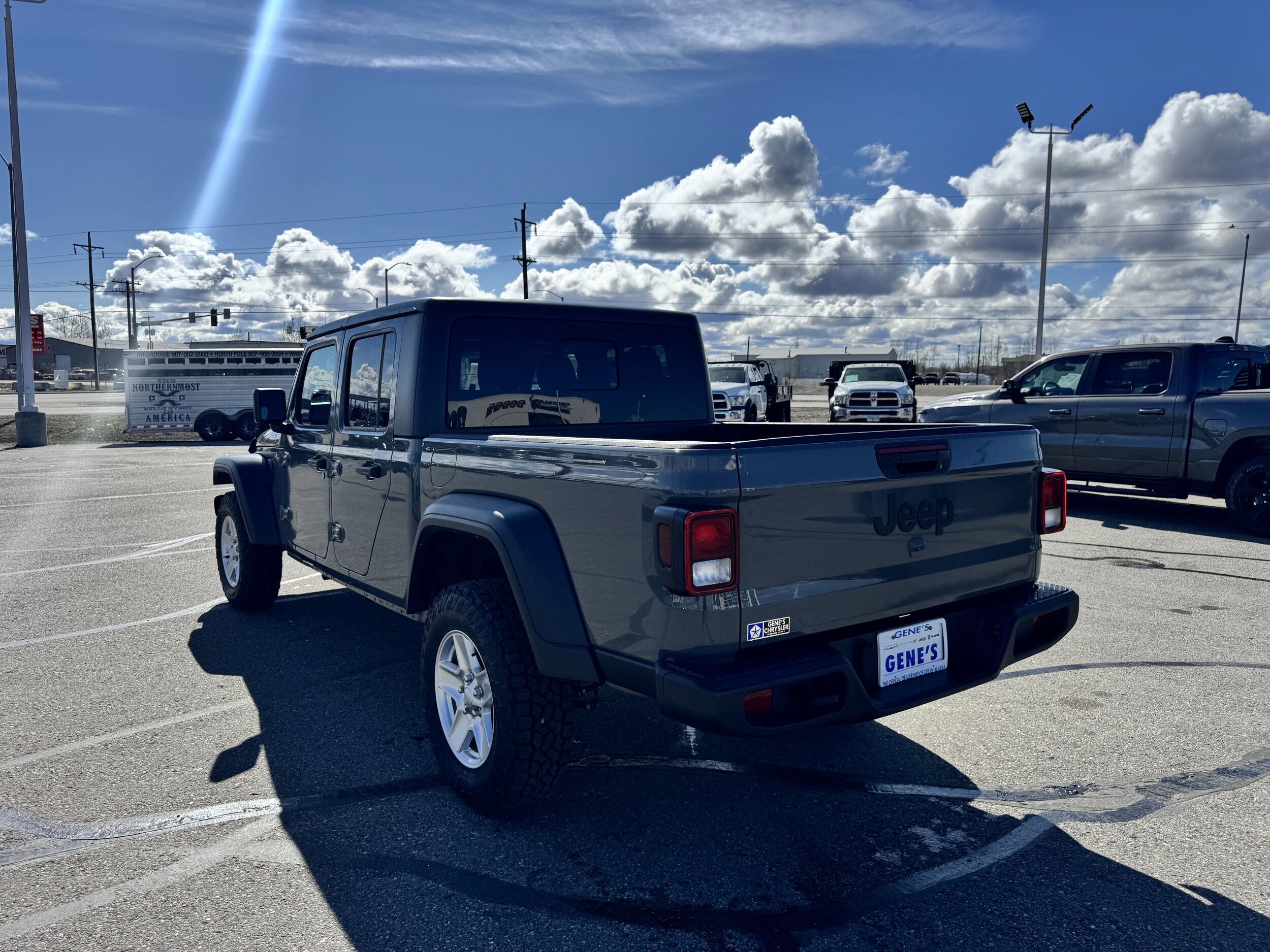 2023 Jeep Gladiator Sport photo 3
