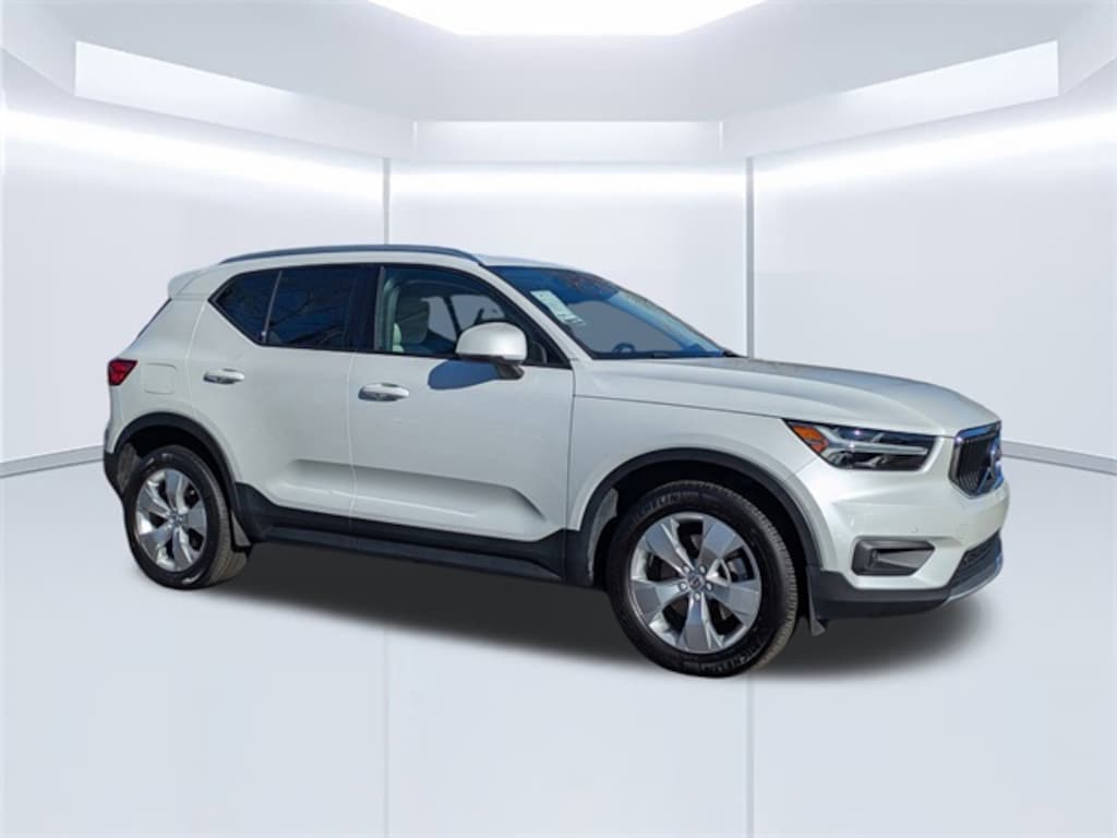 Used 2021 Volvo XC40 T4 Momentum SUV