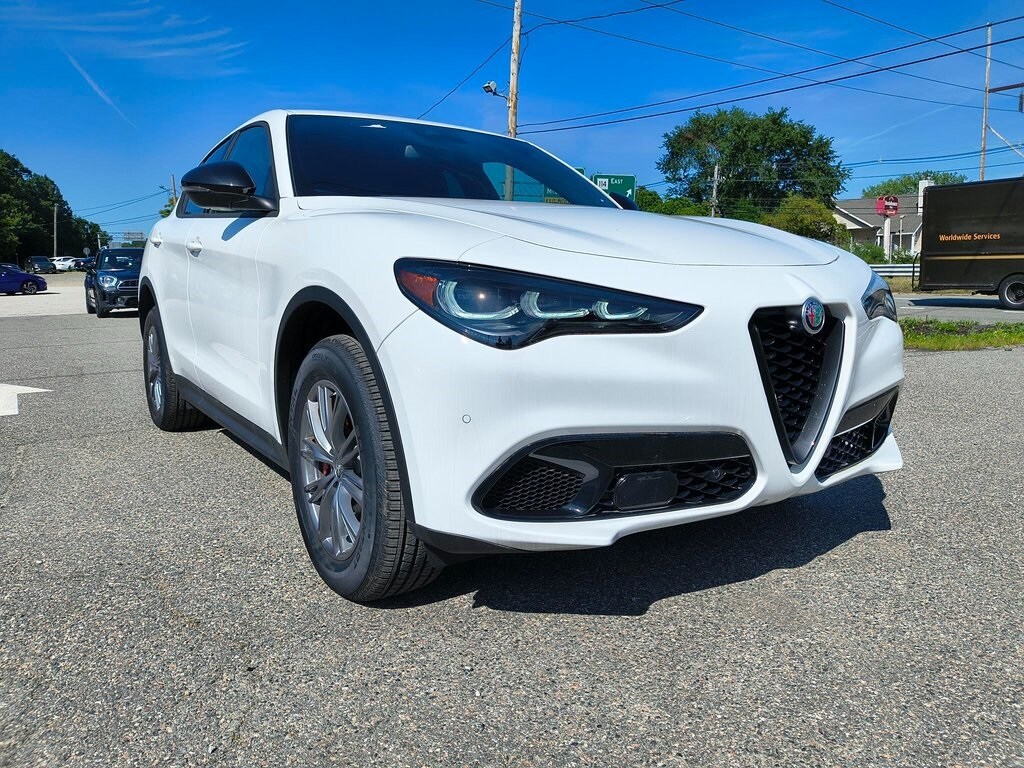 2024 Alfa Romeo Stelvio Base photo 3