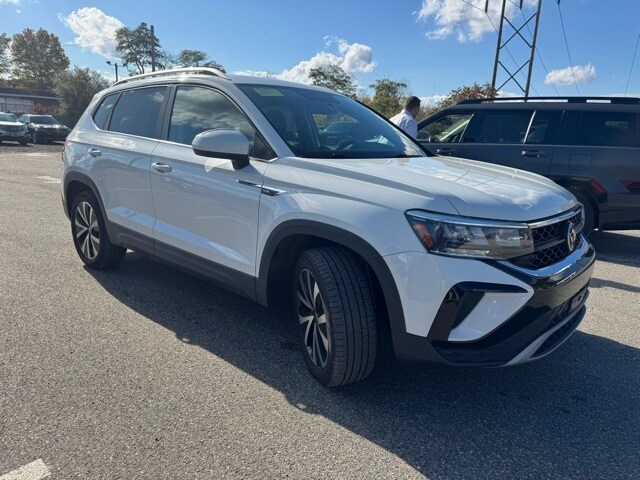 2022 Volkswagen Taos SE photo 2