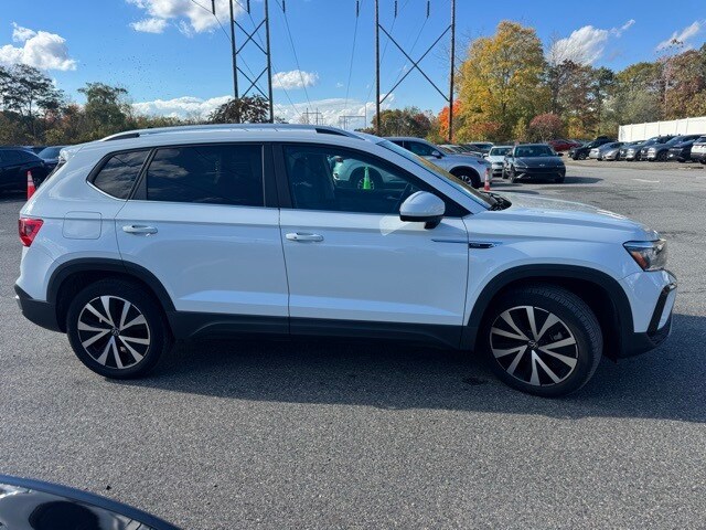 2022 Volkswagen Taos SE photo 3