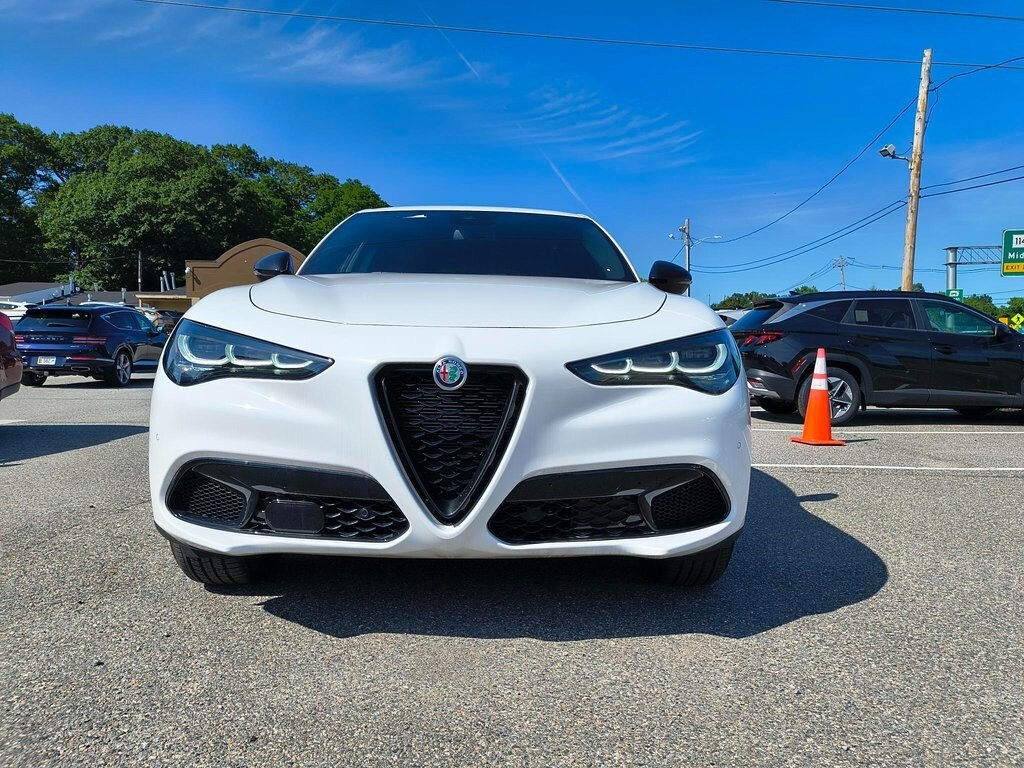 2024 Alfa Romeo Stelvio Base photo 2