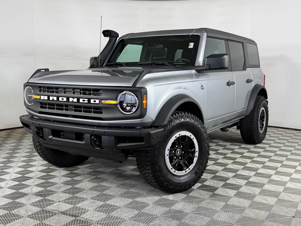 2023 Ford Bronco 4-Door Black Diamond's photo
