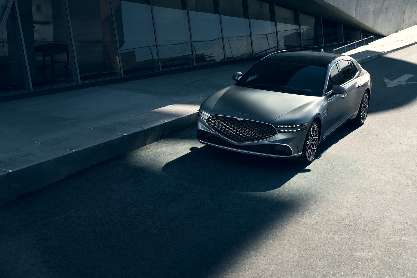  Genesis G90 on the road