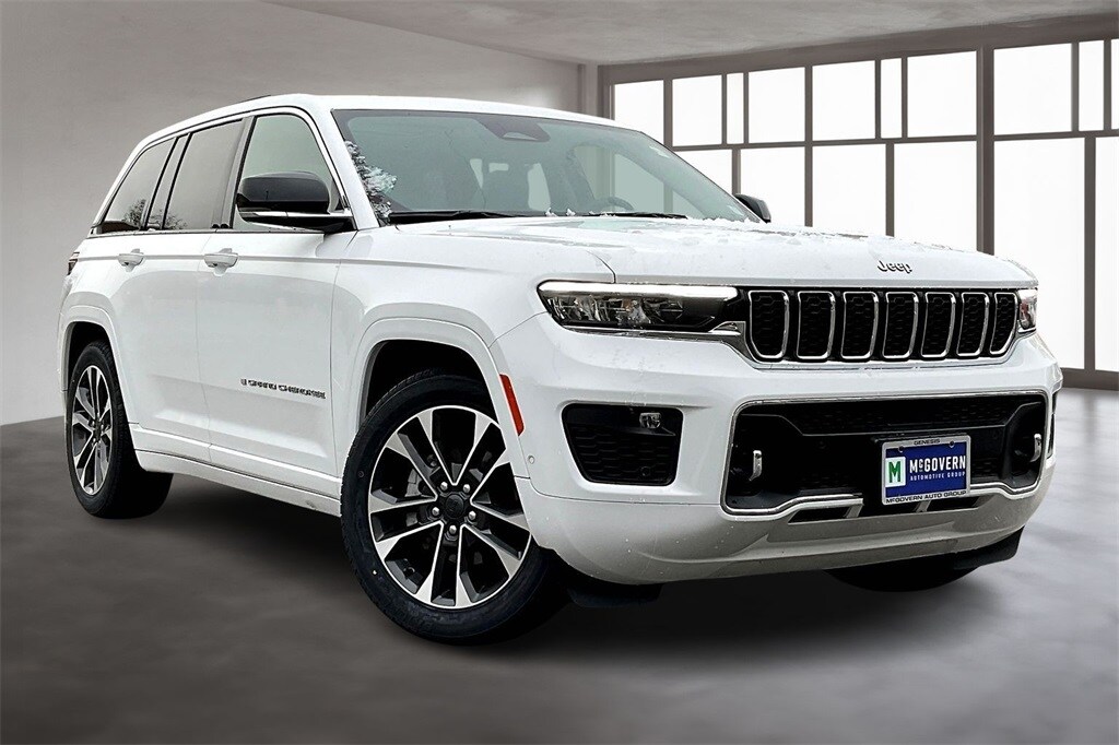 2023 Jeep Grand Cherokee Overland photo 3