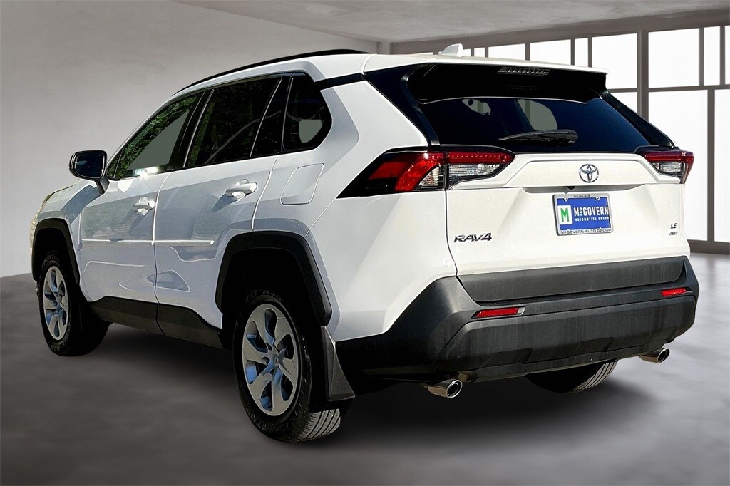 2021 Toyota RAV4 LE photo 4